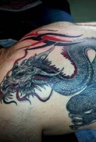 Figure de tatouage de dragon mâle sur la couleur de dos Photos de tatouage de dragon volant