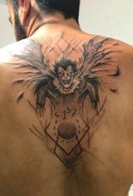 Ragazzo del tatuaggio del tatuaggio inferno sul retro della foto del tatuaggio della morte nera