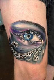 Motif de tatouage unique des yeux d'Horus sur la cuisse