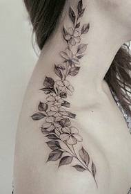 nyakát az egyes virág tetoválás tetoválás vállához nyújtva