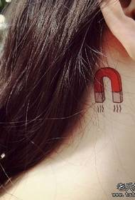 un patrón de tatuaje de personalidad de cuello femenino