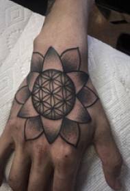 татуированная мужская рука на спине на черной татуировке Ван Гога