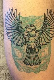 usa ka tattoo sa iro sa liog nga adunay pula nga linya sa tattoo sa ulo sa tawo