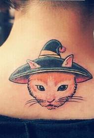 zabawny kolorowy tatuaż z kotem na karku
