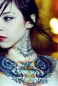 Slika europske seksi ljepote na vratu tetovaža ruža