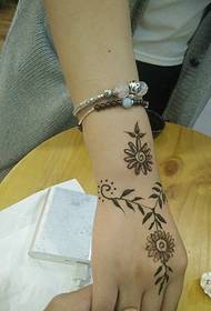 twee verschillende stijlen van hand-back tattoo-tatoeages