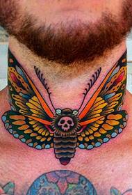 modello del tatuaggio del lepidottero di colore sul collo