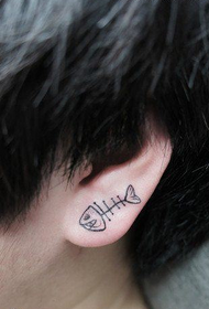 ureche de fată mic și popular model de tatuaj cu oase de pește