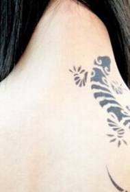 tatu di ragazza tena totem tatuatu gecko pattern di tatuaggi