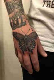 3d sommerfugl tatoveret mandlig hånd på bagsiden af et sort sommerfugl tatoveringsbillede