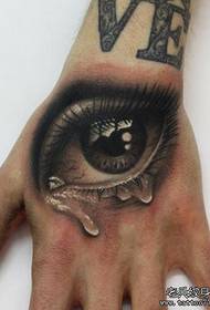 Hand zréck e klassesche Trend vu schwaarze groe Auge Tattoo Muster