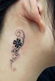 ragazze dietro l'orecchio bella figura di tatuaggio fiore vite