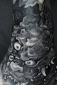 Hand zréck iwwerdeckt voll schwaarz a wäiss Léiw Tattoo Muster