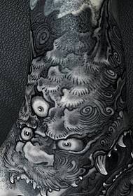 takip ng kamay na natakpan ang buong itim at puting leon na pattern ng tattoo