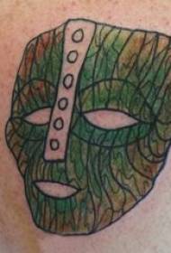 Tattoosmasker jonges op 'e rêch fan' e kleurde masker-tatoeëringsfoto