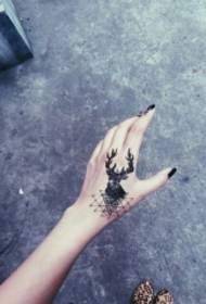 tattoo puellae terga ferarum formam pulcher aspectu