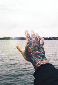задниот дел од раката под сонцето слика за тетоважа ги шири сите