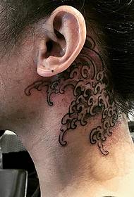 Patró de tatuatge en esprai al coll