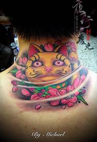 момиче шия в тенденцията на моден късмет модел татуировка Cat