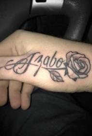 kamot likod nga babaye nga bukton sa bukton sa English ug rosas nga litrato sa tattoo