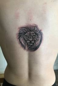 jongens op de rug zwarte punt steek eenvoudige abstracte lijn kleine dieren leeuw tattoo foto