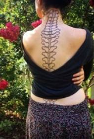 повеќе модели на црниот грб на сексипилната апстрактна линија тетоважа на 'рбетот