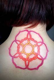 tatuaggio con simbolo della pace rosso sul retro del collo