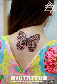 meitenes kaklā skaists un skaists leoparda tauriņa tetovējuma raksts