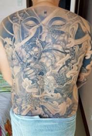 Maitreya modèle de garçons de tatouage sur le dos des images de tatouage Bouddha et dragon