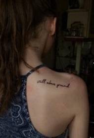 花 体 Angļu tetovējuma meitenes muguras zieda korpusa angļu tetovējuma attēls