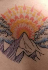 tatuaj spate băiat bărbat înapoi pe soare și munte tatuaj Imagine