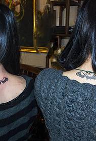 foto del tatuaggio del collo delle ali di modo delle amiche