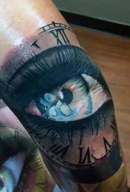 घड्याळ टॅटू पॅटर्नसह रंगीबेरंगी स्त्री डोळे