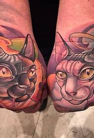 mano indietro modello tatuaggio gatto