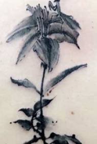 vajzë e tatuazhuar në shpinë në anën e pasme të fotografisë së tatuazhit me lule të zezë