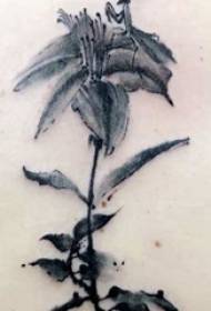 ragazza tatuata sul retro della foto tatuaggio fiore nero