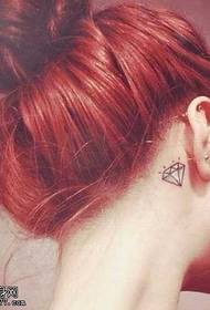 убава мала свежа тетоважа шема зад увото