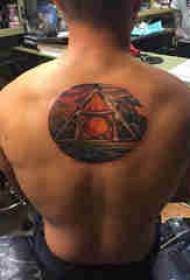 tato belakang laki-laki laki-laki di belakang geometri dan gambar tato lanskap