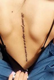 femme de tatouage retour sur le dos de la photo de tatouage anglais gicler noir