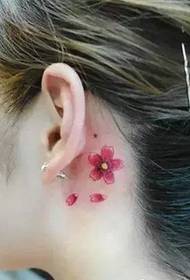kis cseresznye tetoválás minta a lány fül mögött