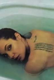 L-istilla tat-tatwaġġ ta 'Angelina Jolie fuq wara tal-istampa tat-tatwaġġ tas-Sanskrit iswed
