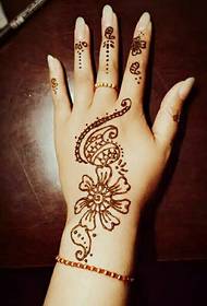 Awọn ika tẹẹrẹ pẹlu tatuu tatuu Henna jẹ ẹwa pupọ