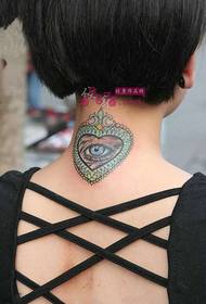 immagine creativa del tatuaggio dell'occhio di Dio del cuore blu