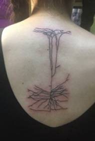 minimalistička linija tetovaža djevojka na poleđini crne minimalističke tetovažne slike