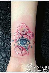 κορίτσι καρπό όμορφη μόδα λουλούδι μάτι μοτίβο τατουάζ