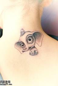 un hermoso tatuaje de elefante detrás del cuello