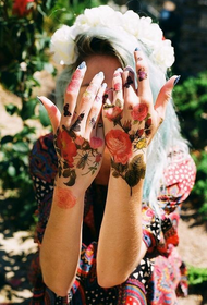 tatuaggio floreale sul dorso di una mano femminile