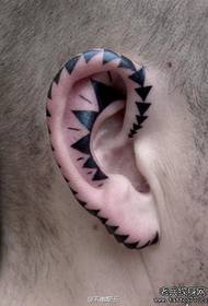 padrão de tatuagem de totem clássico de tendência de orelha