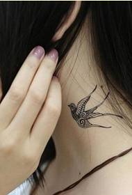personlighet kvinnlig nacke vackert snyggt svälja tatuering mönster bild
