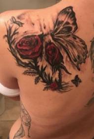 chigaza ndi zojambula za tattoo anyamata kumbuyo kwa zithunzi za rose ndi chigaza